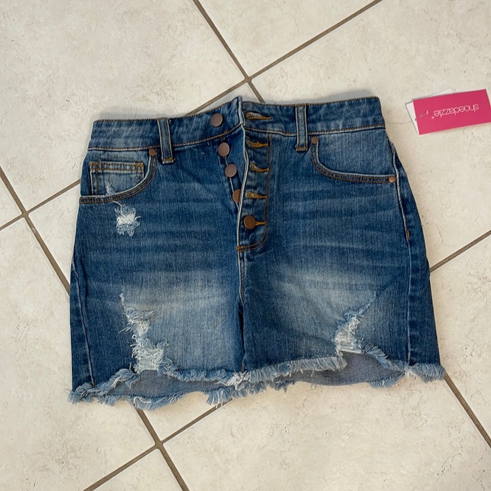 Button up jean shorts size 27.